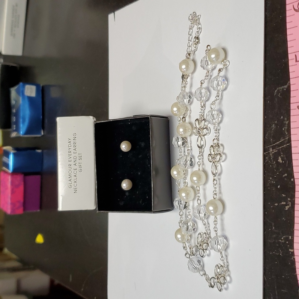 Glamor every day necklace and earring gift set by Avon - Picture 2 of 5